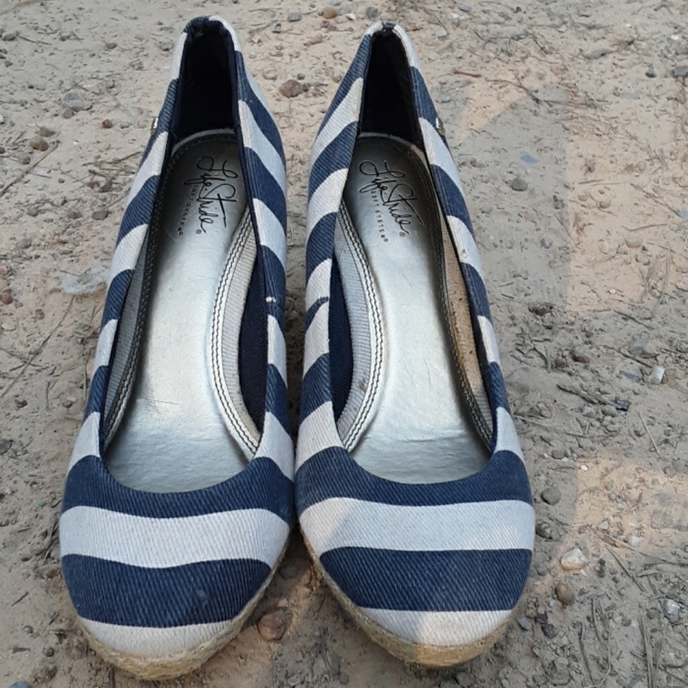 Blue and white wedges